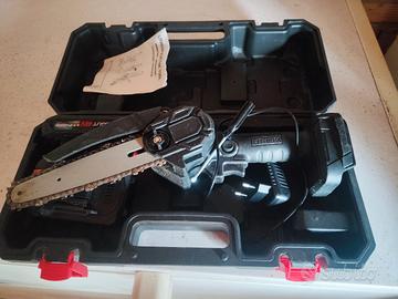 motosega e forbici da potatura a batteria 