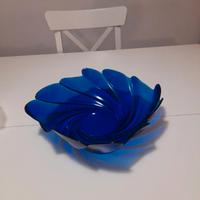 Elegante centrotavola in vetro blu