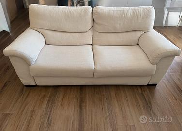 Divano in tessuto con carrellino poggiapiedi
