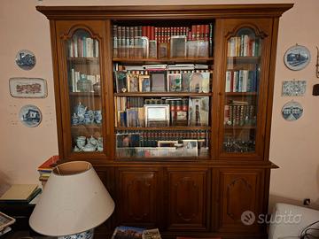 Libreria in Noce con. N.6 Ante e N.3 Ripiani Fissi