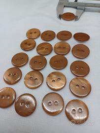 21 bottoni madreperla 