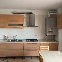 Cucina con elettrodomestici e mobilia