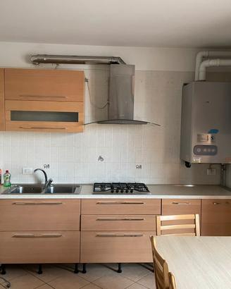 Cucina con elettrodomestici e mobilia