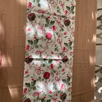 Runner natalizio con fantasia a pacchetti e vischi