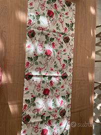 Runner natalizio con fantasia a pacchetti e vischi