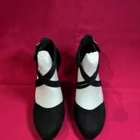 Scarpe con tacchi alti