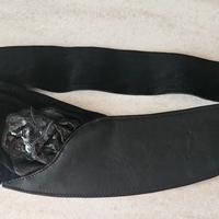 Cintura nera con fiore decorativo