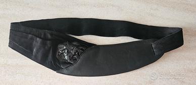 Cintura nera con fiore decorativo