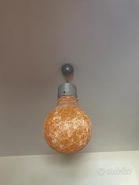 Lampadario a sospensione a forma di lampadina