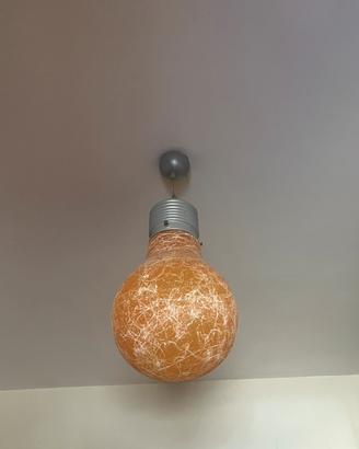 Lampadario a sospensione a forma di lampadina