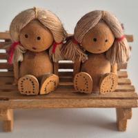 Soprammobile legno: 2 bambine su panchina