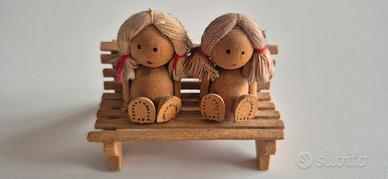 Soprammobile legno: 2 bambine su panchina