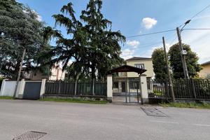 Villa unifamiliare con giardino privato e box