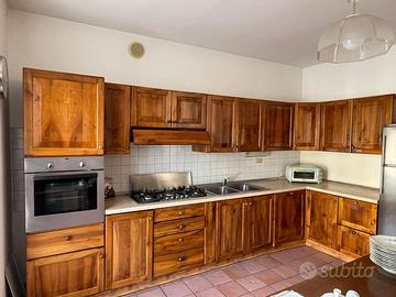 Cucina ad angolo in noce nazionale
