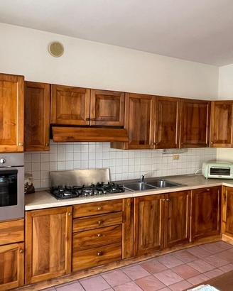 Cucina ad angolo in noce nazionale