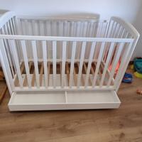 Lettino e armadio bianco