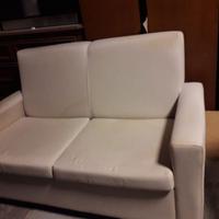2 divani 2 posti 1 dei quali a letto