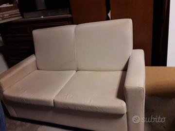 2 divani 2 posti 1 dei quali a letto