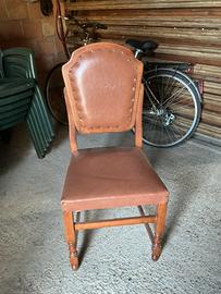 sedie eleganti in legno e similpelle con borchie