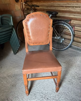sedie eleganti in legno e similpelle con borchie