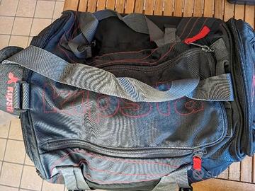 Borsone Kipsta nero e rosso