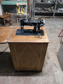 Mobile con Macchina da Cucire