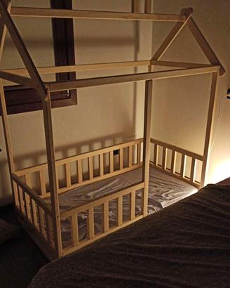 Lettino Montessori a forma di casetta