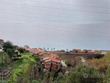 Ampio piano terra con vista mare