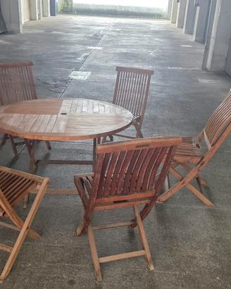 tavolo e sedie in legno per giardino