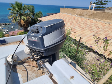 Barca lancia da pesca con motore e carrello