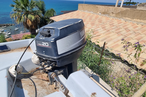 Barca lancia da pesca con motore e carrello