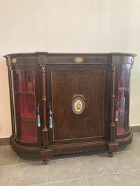 Mobile con vetrine laterali