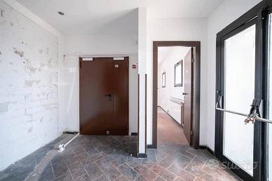 Immobile di 400 m² con 5 locali a Prato