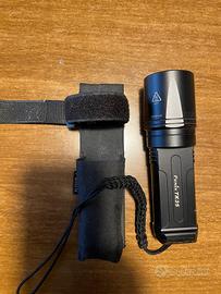 Torcia Fenix TK 35 fascio luminoso 400 metri