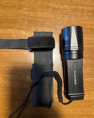 Torcia Fenix TK 35 fascio luminoso 400 metri