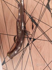 riproduzione decorativa di una pistola antica, 