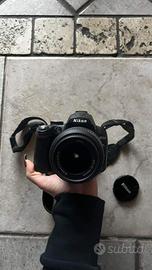 Macchina fotografica con obbiettivo 