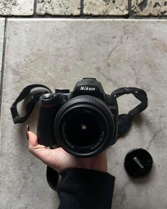 Macchina fotografica con obbiettivo 