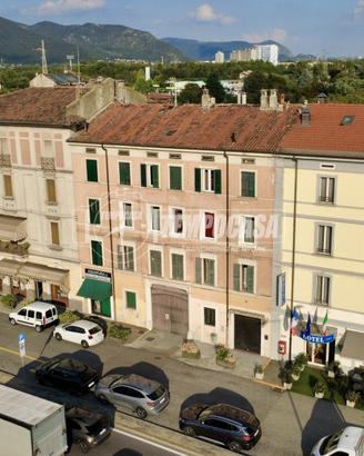 Ampio trilocale con veranda e solaio a Brescia