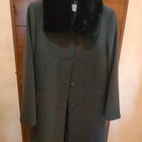 cappotto grigio con pelliccia 
