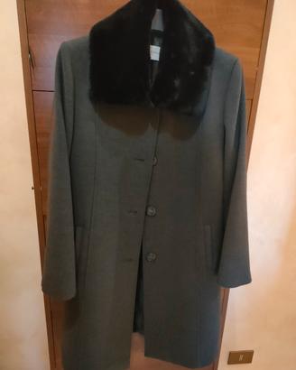 cappotto grigio con pelliccia 