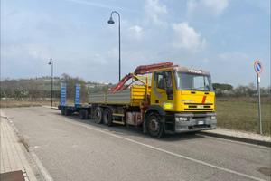 Camion  con gru  e carrello a pianale