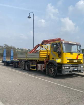 Camion  con gru  e carrello a pianale