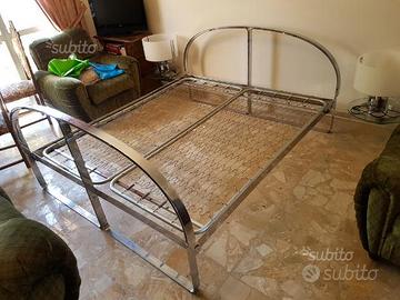 Letto matrimoniale con rete e comodini