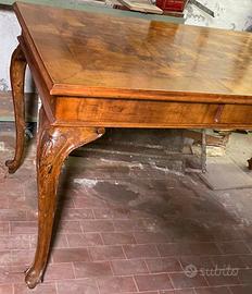 Tavolo in legno vintage stile classico con sedie