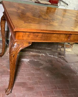 Tavolo in legno vintage stile classico con sedie