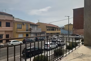 Stabile su due livelli con cortile