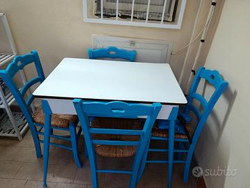 tavolo piccolo con 4 sedie