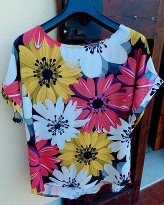 Maglia maniche corte, floreale. Charlotte Fashion
