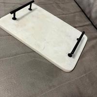 Vassoio in marmo bianco con manici neri 